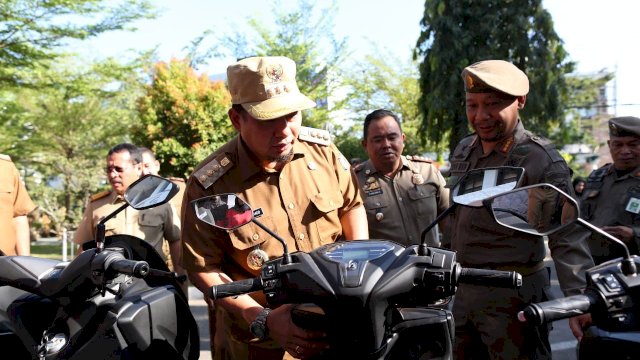 Iqbal Suhaeb Serahkan Lima Unit Kendaraan Dinas Satpol PP