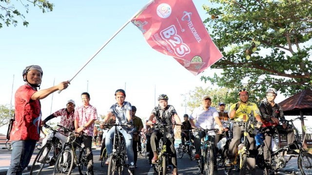 Menarik, Hari Batik Nasional di Bantaeng Dirayakan Dengan Gowes