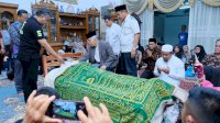 Tiba di Rumah Duka, Andi Sudirman dan AGH Sanusi Baco Doakan Zainal Basri Palaguna