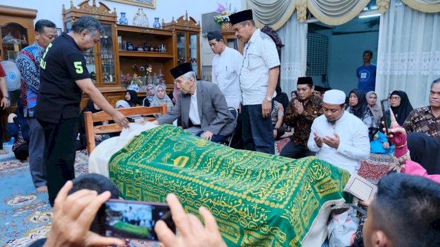Tiba di Rumah Duka, Andi Sudirman dan AGH Sanusi Baco Doakan Zainal Basri Palaguna