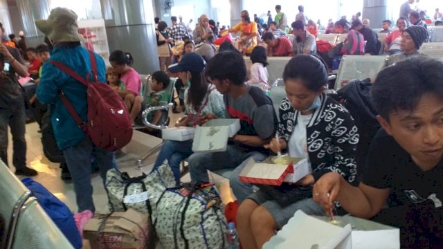 Gubernur NA Jemput Ratusan Pengungsi Wamena di Pelabuhan