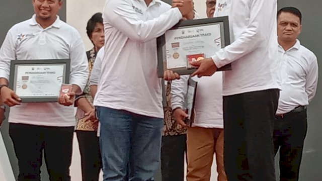 Bantaeng Raih Dua Penghargaan dari OJK
