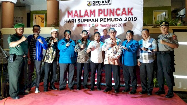 Malam Puncak HSP, Ketua KNPI Parepare Serahkan Penghargaan untuk Jurnalis
