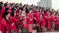 Usai Dilantik Krisdayanti Foto Bersama Depan Gedung DPR-MPR