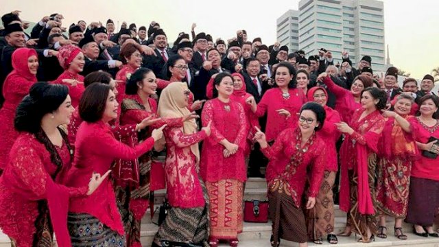 Usai Dilantik Krisdayanti Foto Bersama Depan Gedung DPR-MPR