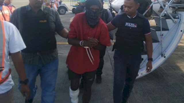 Tersangka Penusukan Warga Sulsel, Dijemput Pesawat Trigana