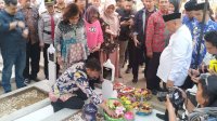 Ziarah Kemakam Orang Tua, Mentan Cium Nisan Yasin Limpo