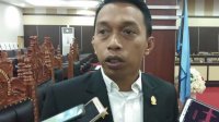 Syaharuddin Alrif Beri Santunan Kepada Arif dan Muallim Korban Bentrok Unjuk Rasa