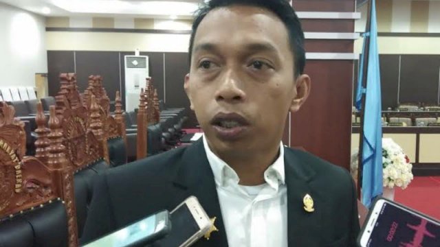 Syaharuddin Alrif Beri Santunan Kepada Arif dan Muallim Korban Bentrok Unjuk Rasa