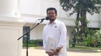 Keluar Dari Istana, SYL Tenteng Map Berlambang Sekretariat Negara