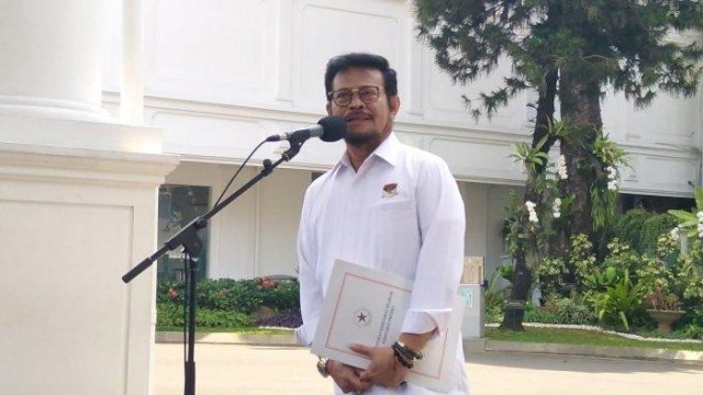 Keluar Dari Istana, SYL Tenteng Map Berlambang Sekretariat Negara