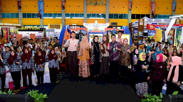Tinjau Stan Pameran Sulsel Expo, Gubernur NA Senyum Sumringah