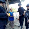 Rayakan HUT  ke 74, Personil Brimob Berbagi Dengan Warga