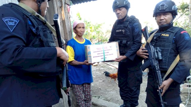 Rayakan HUT  ke 74, Personil Brimob Berbagi Dengan Warga