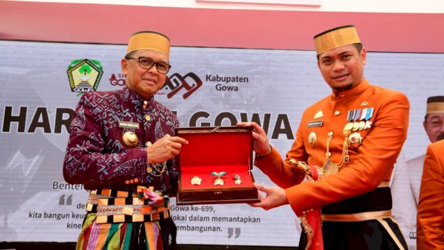 Gubernur Hadiahi Masyarakat Gowa Bantuan Keuangan Rp 50 M