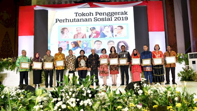 Nurdin Abdullah Dianugerahi Penghargaan Tokoh Perhutanan Sosial