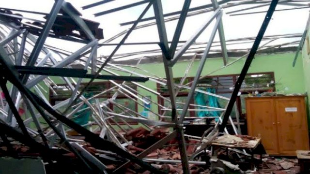 Atap SD Ambruk, Satu Siswa Dan Guru Tewas Tertimpa Runtuhan