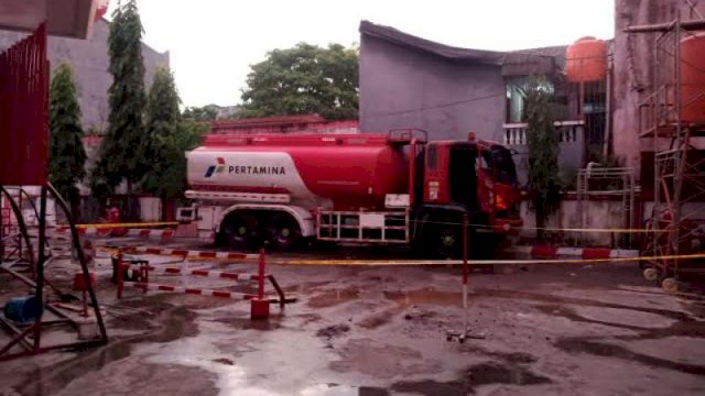 Mobil Penyuplai BBM Terbakar di SPBU, Warga Panik dan Berlarian