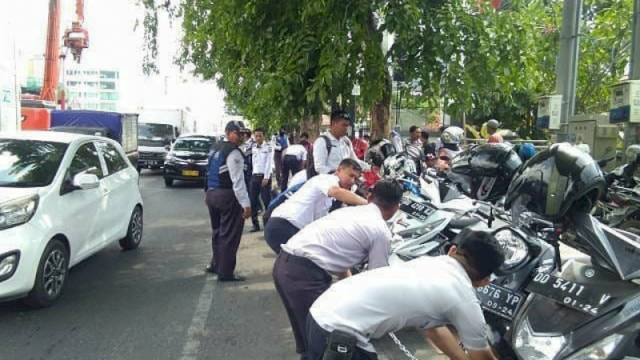 Parkir di Trotoar, Puluhan Kendaraan Kena Tilang