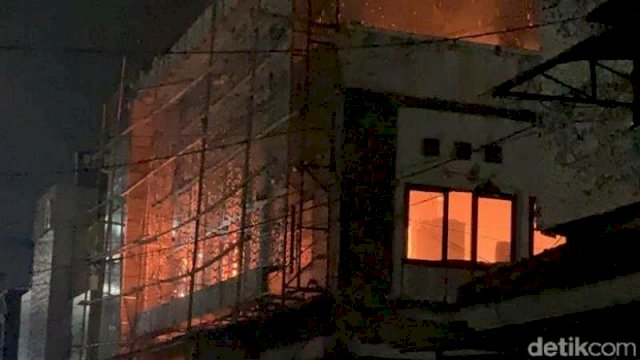 Kebakaran Hanguskan Beberapa Ruko di Kompleks Zamrud