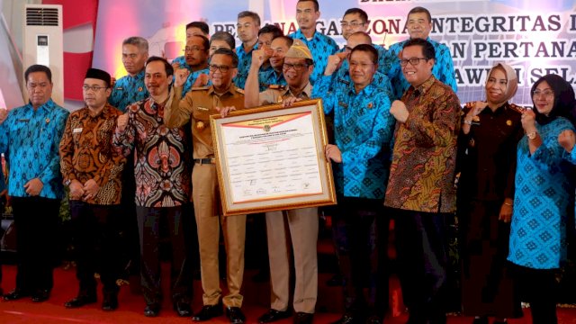 Gubernur Sulsel Serahkan 3000 Sertifikat Tanah untuk Rakyat