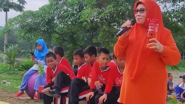 Ketua PKK Enrekang Sosialisasikan Pengendalian Sampah Plastik