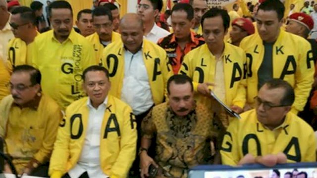 Bamsoet Serahkan Syarat Dukungan 30 Persen ke Peserta Munas