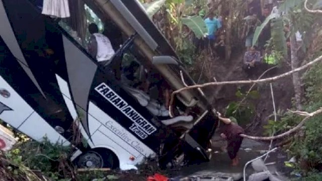 Bus Rombongan Kementrian Agama Masuk Jurang