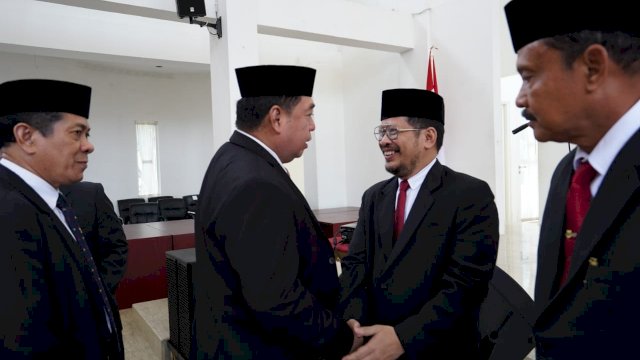 Irman Yasin Limpo berjabat Tangan Bersama Sekprov Sulsel Abdul Hayat Gani Usai Pelantikan 