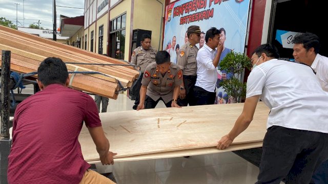 Kabid Humas Polda Sulsel Apresiasi Kapolres Gowa  Turun Langsung Gelar Bedah Rumah
