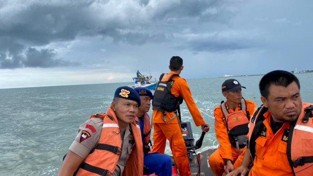 Bersama Basarnas, Tim Sar Brimob Bone Selamatkan  5 Nelayan di Teluk Bone