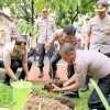 Kunjungan Kerja Ke Polda Sulsel, Kapolri Tanam Pohong Eboni