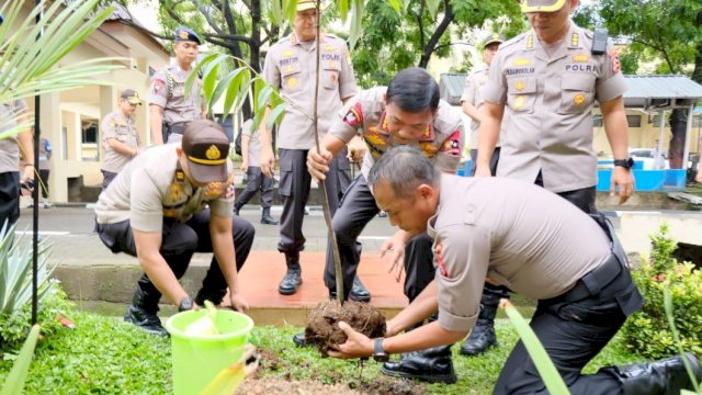 Kunjungan Kerja Ke Polda Sulsel, Kapolri Tanam Pohong Eboni