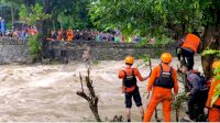 Aksi Heroik Anggota  Brimob Selamatkan Warga Terjebak Banjir di Barru