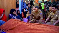 Nurdin Abdullah Melayat ke Rumah Duka Korban Banjir di Takkalasi