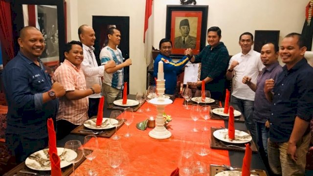 Haris Pertama Serahkan SK Kepengurusan DPD KNPI Sulsel ke Arham Basmin
