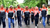 Gubernur Nurdin Jalan Sehat Bersama Alumni Fakultas Kedokteran Unhas Keliling Kompleks Kampus