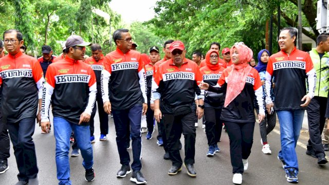 Gubernur Nurdin Jalan Sehat Bersama Alumni Fakultas Kedokteran Unhas Keliling Kompleks Kampus