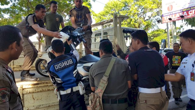 Tim Gabungan Satpol Dan Dishub Pindahkan Kendaraan Roda Dua di Museum Kota