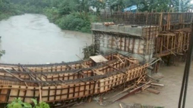 Bangunan Jembatan Ambruk, Bupati Barru: Kontraktor Harus Tanggungjawab