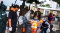 PJ Walikota Makassar Terjung Langsung Bersihkan Sampah Sisa Malam Tahun Baru