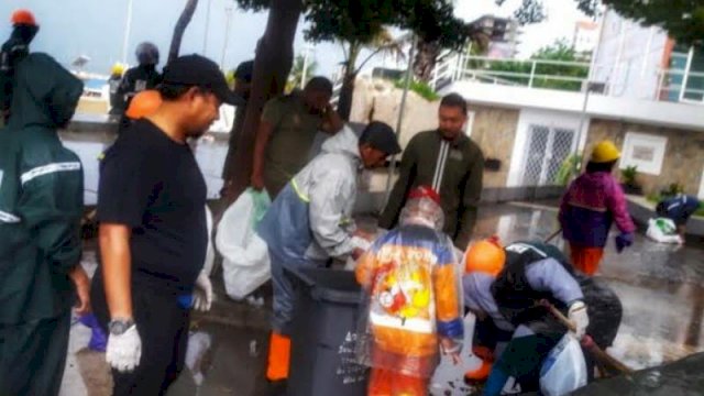 PJ Walikota Makassar Terjung Langsung Bersihkan Sampah Sisa Malam Tahun Baru