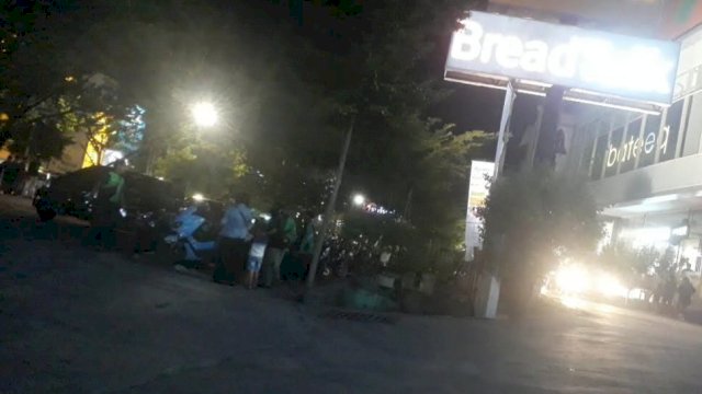 Di depan MP, Bahu Jalan Jadi Lahan Parkir, Pemkot Tutup Mata