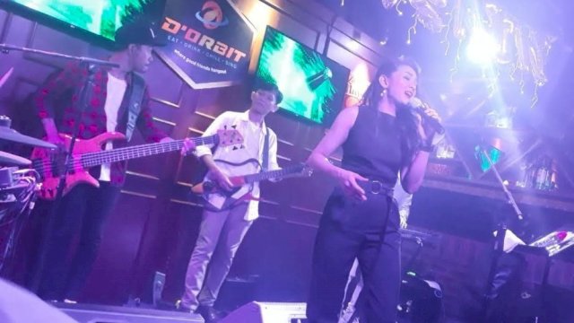 Metha Volmax Berhasil Hipnotis Pengunjung D’Orbit Cafe Lewat Lagu Cinta
