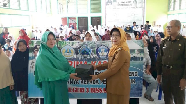 Bantuan Perlengkapan Sekolah Ringankan Beban Pelajar di Bantaeng