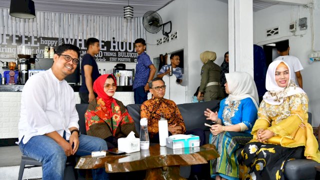 Gubernur dan Ketua DPRD Launching Cafe Milik Arum Spink