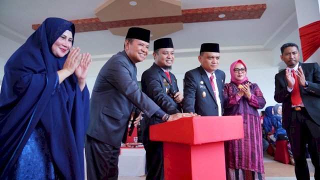 Wagub Tutup Turnamen Sepak Bola Bupati Luwu Cup I