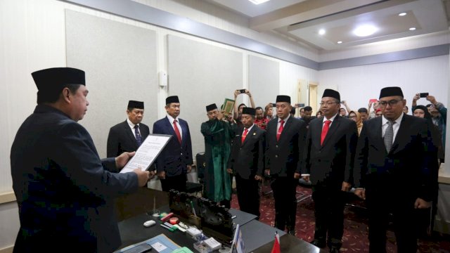 Sekretaris Provinsi Sulawesi Selatan Melantik dan mengambil Sumpah EMpat Kepala dinas Diruang kerja Sekrpov Jumat 14 Februari 2020