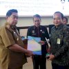 Abdul Hayat Gani Serahkan Trophy dan Sertifikat Proper Tahun 2019