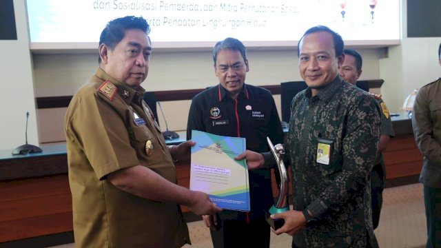 Abdul Hayat Gani Serahkan Trophy dan Sertifikat Proper Tahun 2019